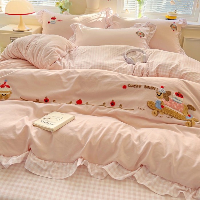 91家纺网 家纺一手货源 找家纺 2025新款高克重立体臻棉法式韩版毛巾绣四件套-腊肠狗 腊肠狗-浅粉