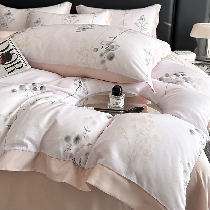 91家纺网 家纺一手货源 找家纺 金阳光家纺 2025新款高级简奢款莱赛尔数码印宽边四件套（带礼盒包装） 浮光落影