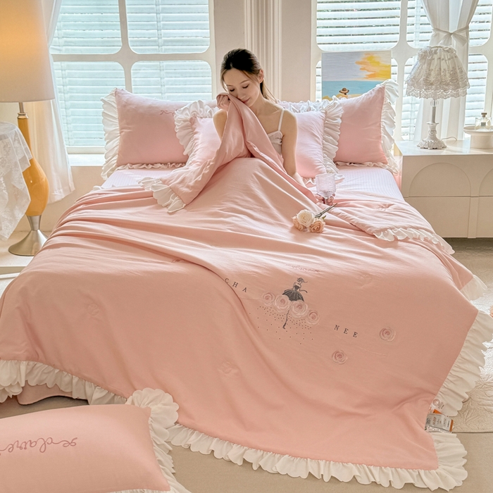 91家纺网 家纺一手货源 找家纺 绒世界 绒世界 2025新款针织棉提花加绣花烫钻夏被四件套翩然系列 翩然-珊瑚粉