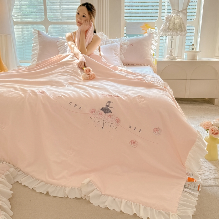 91家纺网 家纺一手货源 找家纺 绒世界 绒世界 2025新款针织棉提花加绣花烫钻夏被四件套翩然系列 翩然-樱花玉