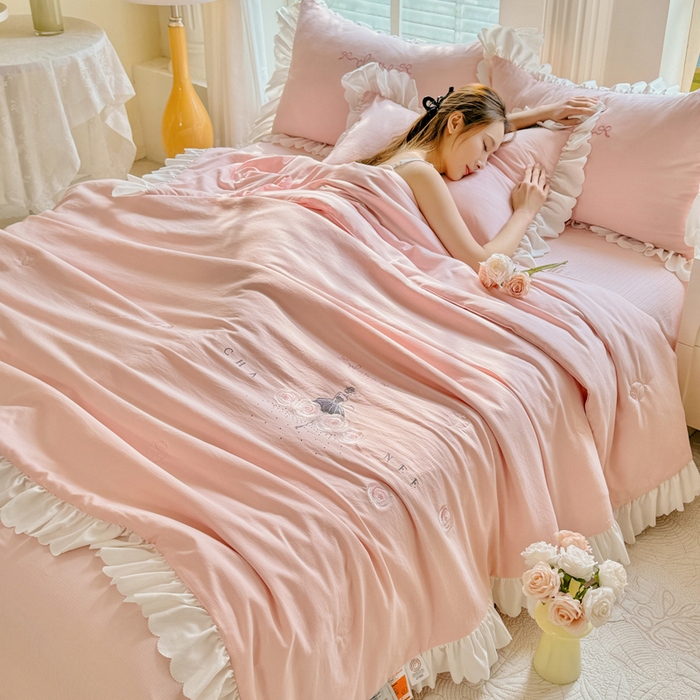 91家纺网 家纺一手货源 找家纺 绒世界 绒世界 2025新款针织棉提花加绣花烫钻夏被四件套翩然系列 翩然-珊瑚粉