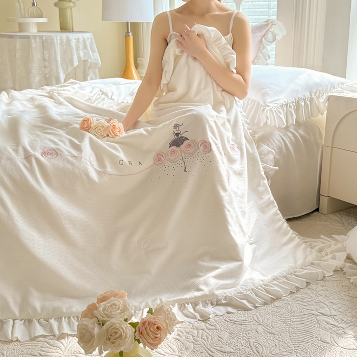 91家纺网 家纺一手货源 找家纺 绒世界 绒世界 2025新款针织棉提花加绣花烫钻夏被四件套翩然系列 翩然-象牙白