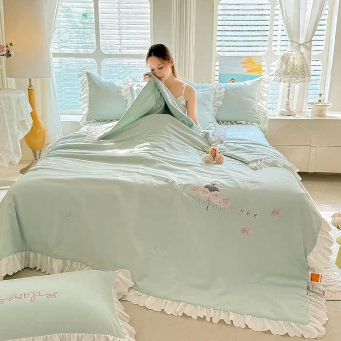 91家纺网 家纺一手货源 找家纺 绒世界 绒世界 2025新款针织棉提花加绣花烫钻夏被四件套翩然系列 翩然-水漾绿