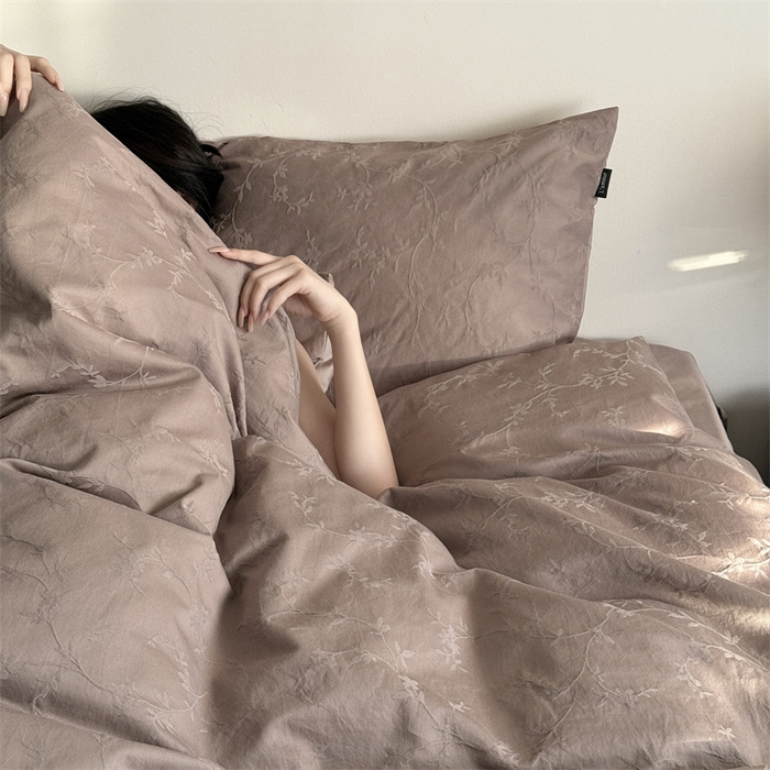 91家纺网 家纺一手货源 找家纺 鹿班家居 2025春夏新款云感超柔厚织提花浮雕系列四件套-梦境卷尾（标准会员-20元） 梦境卷尾-咖色