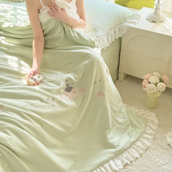 91家纺网 家纺一手货源 找家纺 绒世界 绒世界 2025新款针织棉提花加绣花烫钻夏被四件套翩然系列 翩然-薄荷绿