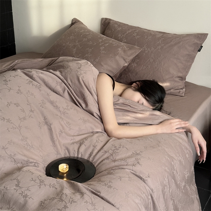 91家纺网 家纺一手货源 找家纺 鹿班家居 2025春夏新款云感超柔厚织提花浮雕系列四件套-梦境卷尾（标准会员-20元） 梦境卷尾-咖色