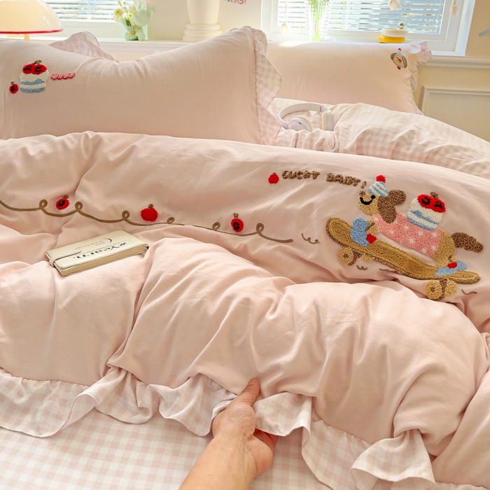 91家纺网 家纺一手货源 找家纺 2025新款高克重立体臻棉法式韩版毛巾绣四件套-腊肠狗 腊肠狗-浅粉