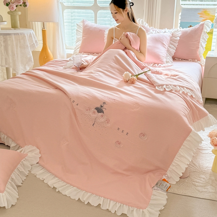 91家纺网 家纺一手货源 找家纺 绒世界 绒世界 2025新款针织棉提花加绣花烫钻夏被四件套翩然系列 翩然-珊瑚粉