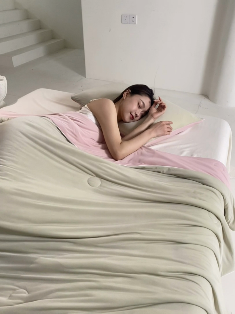 91家纺网 家纺一手货源 找家纺 金爱家2025新款A类高品质冰冰凉雪花冰感凉皮双面加倍透气孔氨纶凉感夏被 冰感凉皮-柠檬草莓（加倍透气）