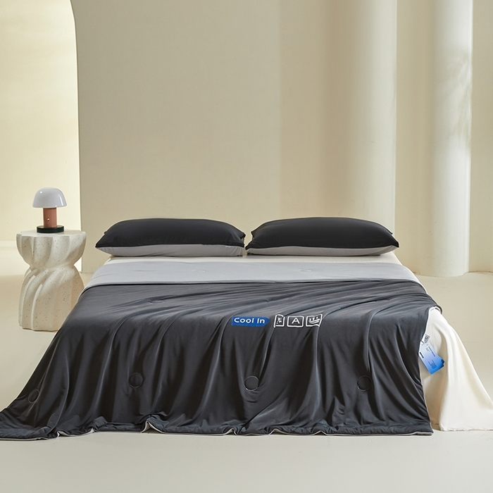 91家纺网 家纺一手货源 找家纺 金爱家2025新款A类高品质冰冰凉雪花冰感凉皮双面加倍透气孔氨纶凉感夏被 冰感凉皮-高级灰（加倍透气）