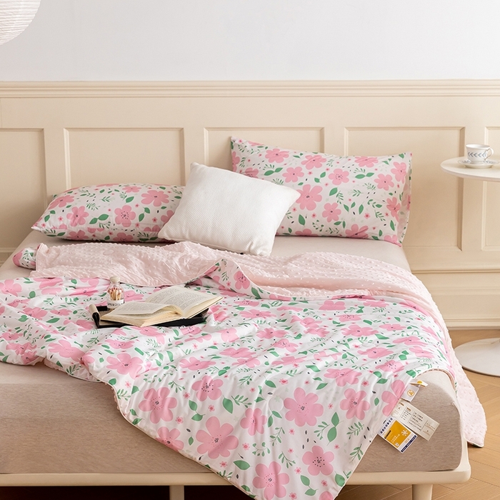 91家纺网 家纺一手货源 找家纺 绒梦里 2025新款A类小凉皮凉感冰豆豆夏被空调被 花儿朵朵-粉