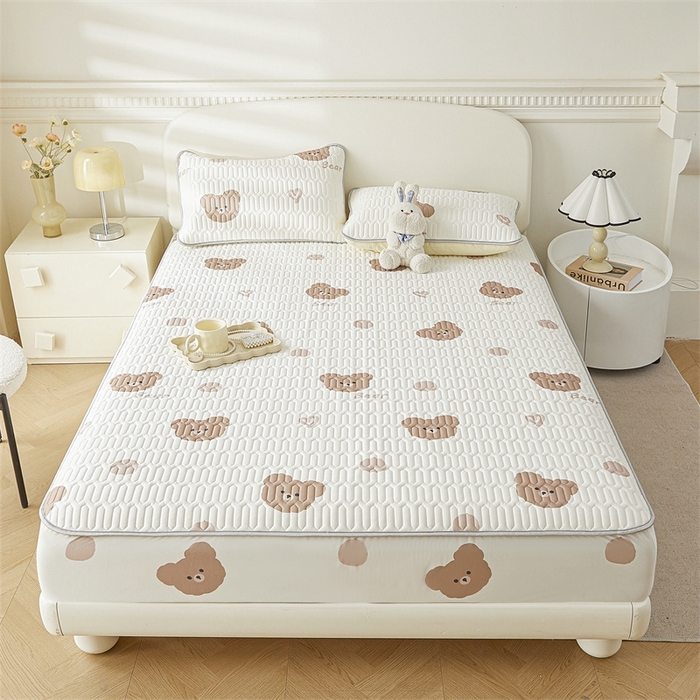 91家纺网 家纺一手货源 找家纺 雯豆2025夏季新品0.4乳胶凉席床笠款三件套凉感丝印花纯色床罩 乳胶床笠-小熊仔1