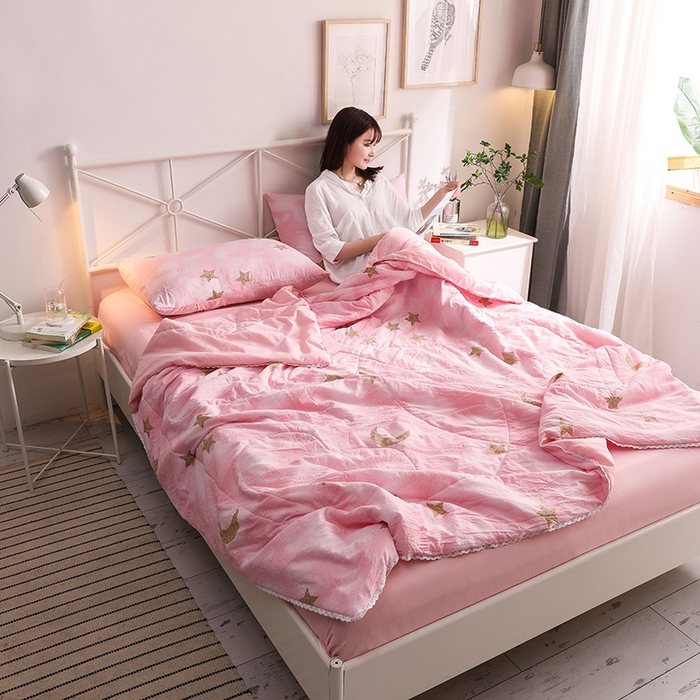 91家纺网 家纺一手货源 找家纺 鑫贝阳 2025新款亲肤水洗棉小花边印花夏被 星空粉