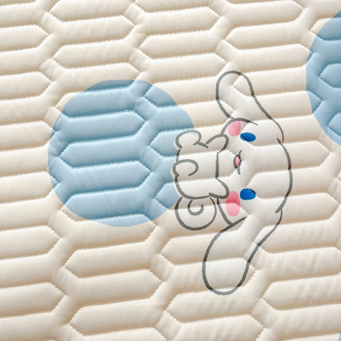 91家纺网 家纺一手货源 找家纺 金爱家2025新款A类三丽鸥高品质可组合凉感丝乳胶席牛奶丝针织棉软糯夏被四件套 乳胶席-蓝蓝波点玉桂狗