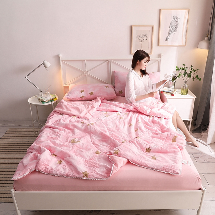 91家纺网 家纺一手货源 找家纺 鑫贝阳 2025新款亲肤水洗棉小花边印花夏被 星空粉