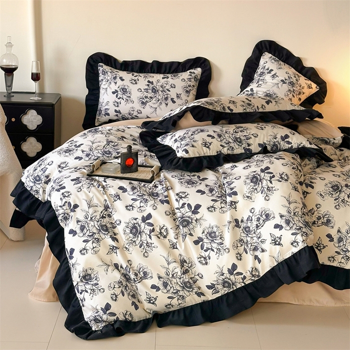 91家纺网 家纺一手货源 找家纺 一左一右2025春夏新款数码印花法式复古花边磨毛水洗棉四件套 安纳西-蓝