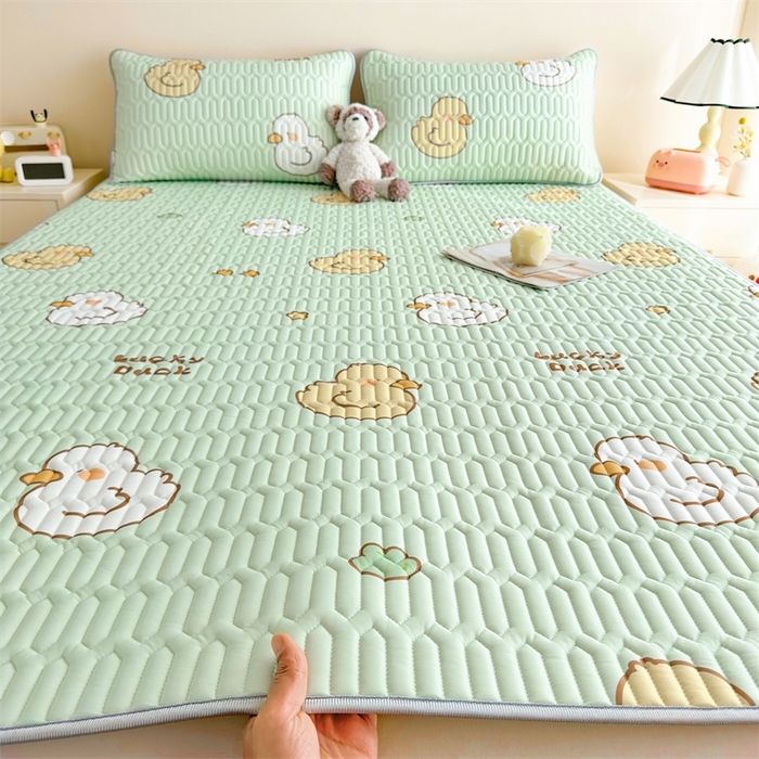 91家纺网 家纺一手货源 找家纺 雯豆2025夏季新品0.4乳胶凉席平铺款三件套凉感丝小清新印花席梦思床罩 乳胶凉席-小鸭子