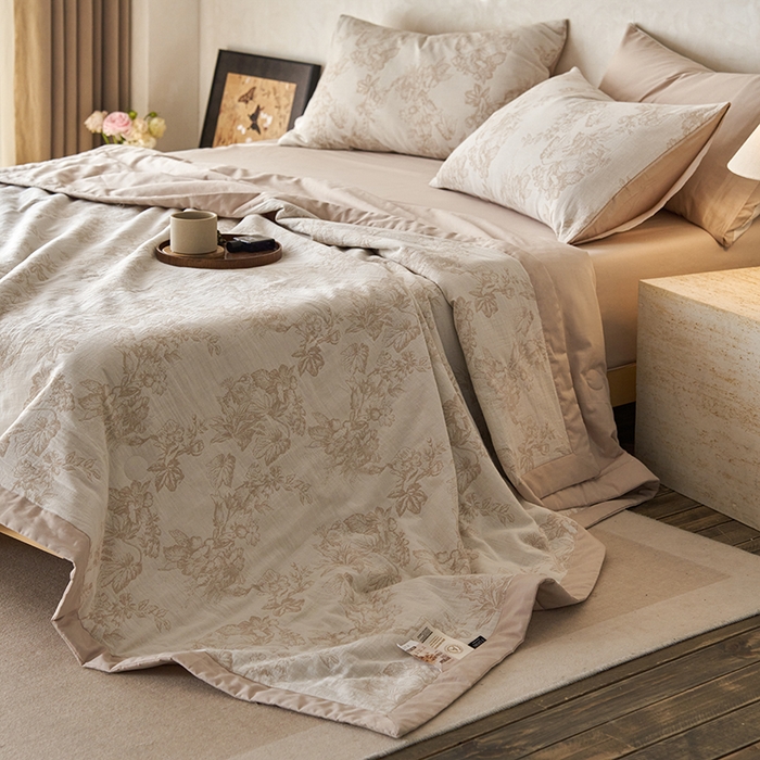 91家纺网 家纺一手货源 找家纺 宜代光年 2025新款60s水洗棉提花夏被套件 执笔水墨-咖