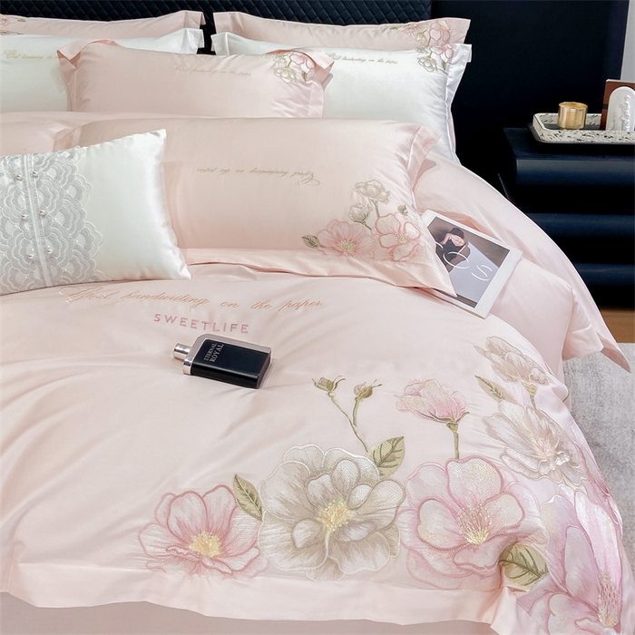 91家纺网 家纺一手货源 找家纺 绒棉世家 2025新款100支贡缎长绒棉刺绣工艺款四件套 花曼-粉