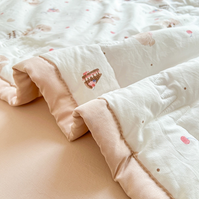 91家纺网 家纺一手货源 找家纺 2025新款A类印花手包边凌香新疆棉花夏被 凌香樱桃狗