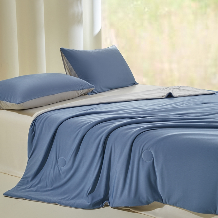 91家纺网 家纺一手货源 找家纺 金爱家2025新款A类高品质冰冰凉雪花冰感凉皮双面加倍透气孔氨纶凉感夏被 冰感凉皮-蓝银灰（加倍透气）