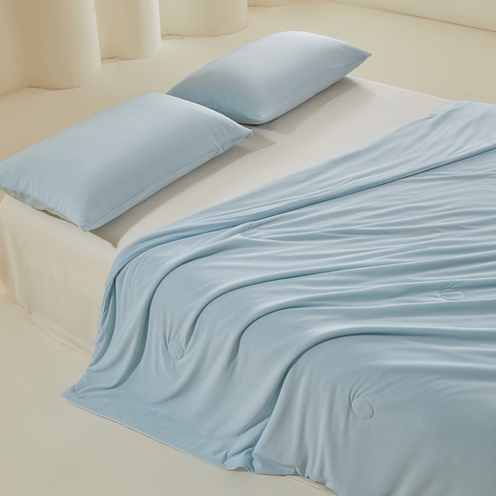 91家纺网 家纺一手货源 找家纺 金爱家2025新款A类高品质冰冰凉雪花冰感凉皮双面加倍透气孔氨纶凉感夏被 冰感凉皮-清新蓝（加倍透气）