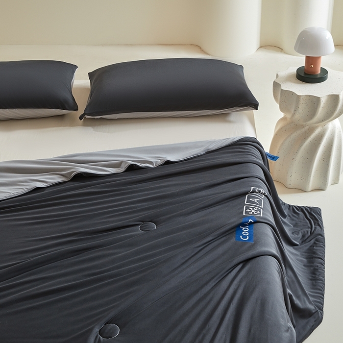 91家纺网 家纺一手货源 找家纺 金爱家2025新款A类高品质冰冰凉雪花冰感凉皮双面加倍透气孔氨纶凉感夏被 冰感凉皮-高级灰（加倍透气）