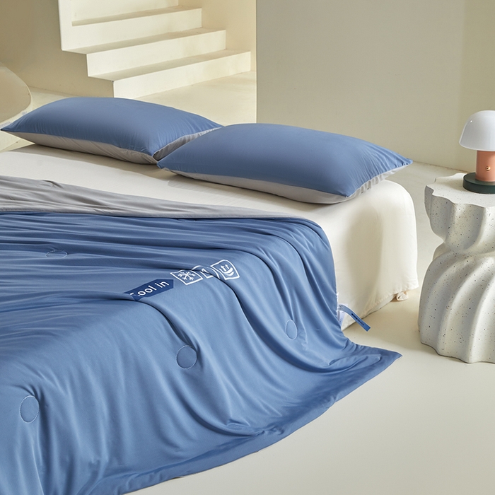 91家纺网 家纺一手货源 找家纺 金爱家2025新款A类高品质冰冰凉雪花冰感凉皮双面加倍透气孔氨纶凉感夏被 冰感凉皮-蓝银灰（加倍透气）