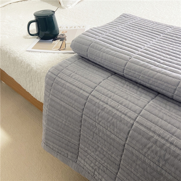 91家纺网 家纺一手货源 找家纺 卡奥家纺 2025新款有氧泡泡纱泡泡棉床盖夏被 灰色