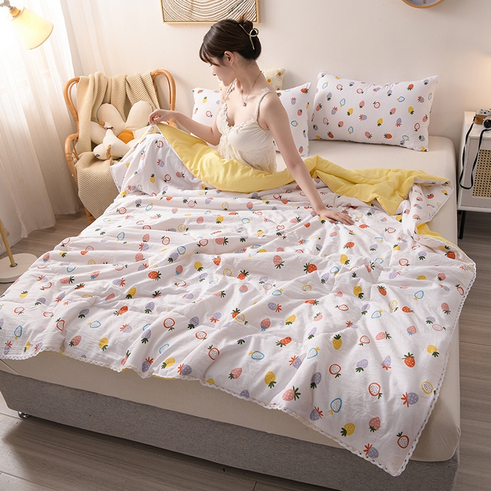 91家纺网 家纺一手货源 找家纺 鑫贝阳 2025新款亲肤水洗棉小花边印花夏被 小草莓