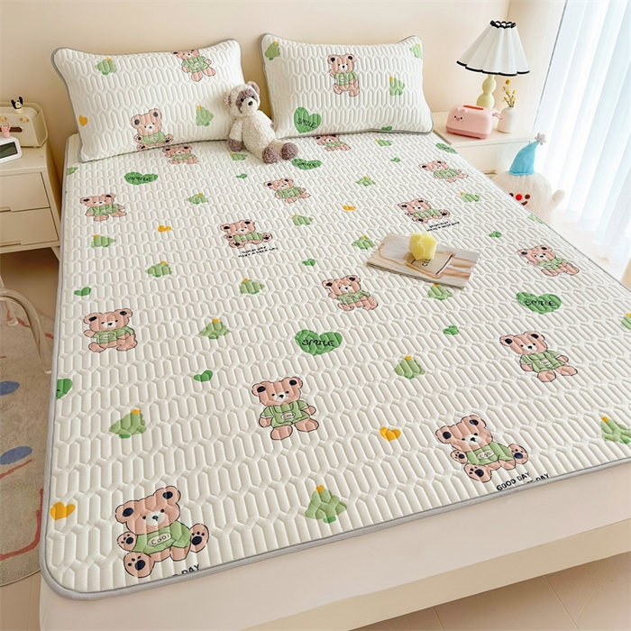 91家纺网 家纺一手货源 找家纺 雯豆2025夏季新品0.4乳胶凉席平铺款三件套凉感丝小清新印花席梦思床罩 乳胶凉席-小树熊