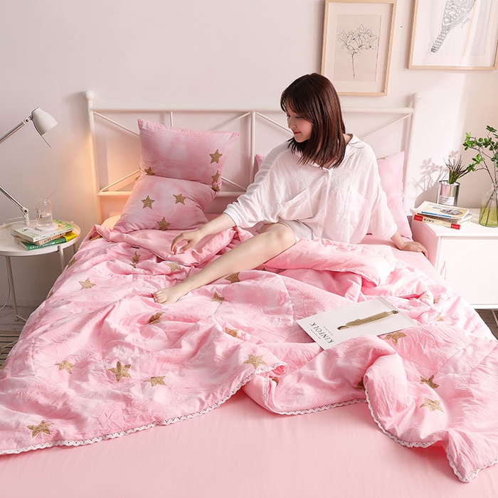 91家纺网 家纺一手货源 找家纺 鑫贝阳 2025新款亲肤水洗棉小花边印花夏被 星空粉