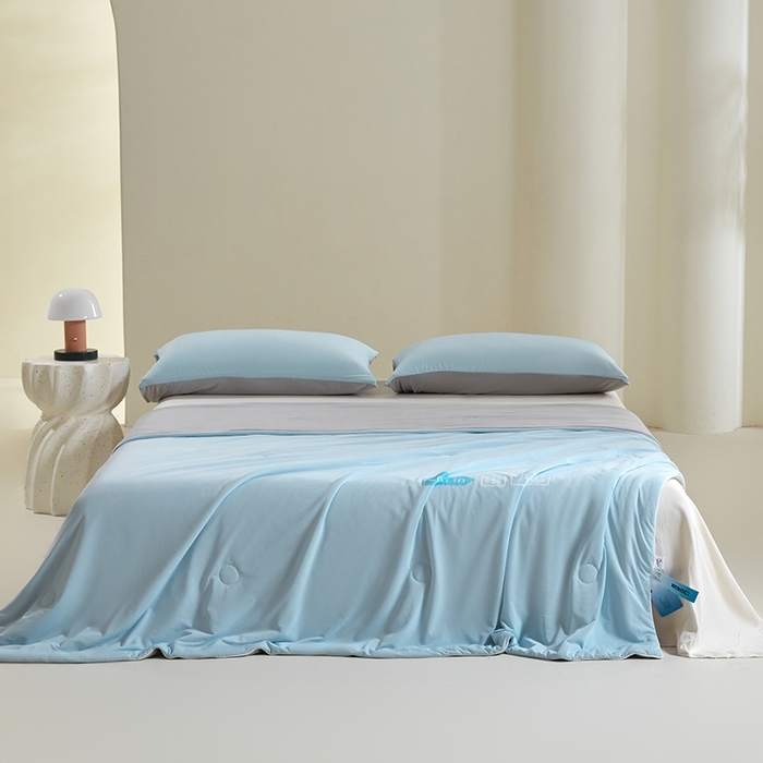 91家纺网 家纺一手货源 找家纺 金爱家2025新款A类高品质冰冰凉雪花冰感凉皮双面加倍透气孔氨纶凉感夏被 冰感凉皮-天蓝灰（加倍透气）