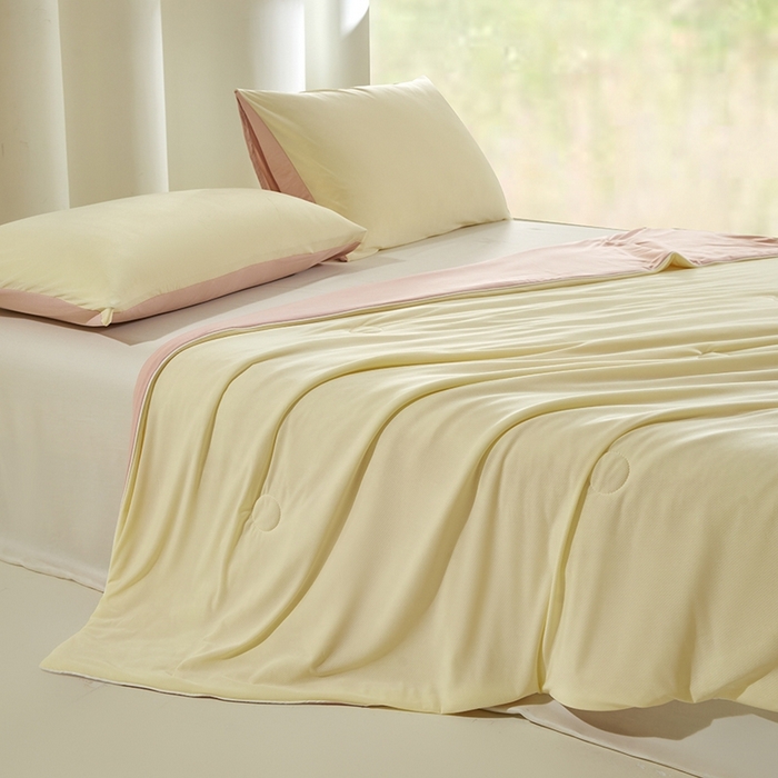 91家纺网 家纺一手货源 找家纺 金爱家2025新款A类高品质冰冰凉雪花冰感凉皮双面加倍透气孔氨纶凉感夏被 冰感凉皮-柠檬草莓（加倍透气）