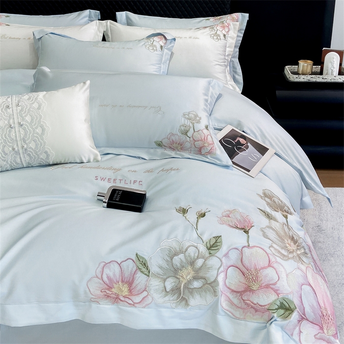 91家纺网 家纺一手货源 找家纺 绒棉世家 2025新款100支贡缎长绒棉刺绣工艺款四件套 花曼-蓝