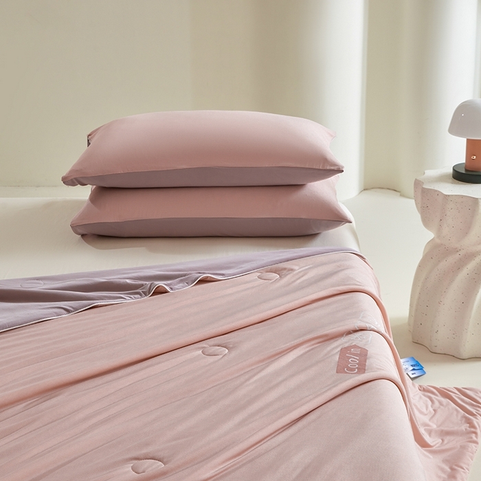 91家纺网 家纺一手货源 找家纺 金爱家2025新款A类高品质冰冰凉雪花冰感凉皮双面加倍透气孔氨纶凉感夏被 冰感凉皮-粉紫梦幻（加倍透气）