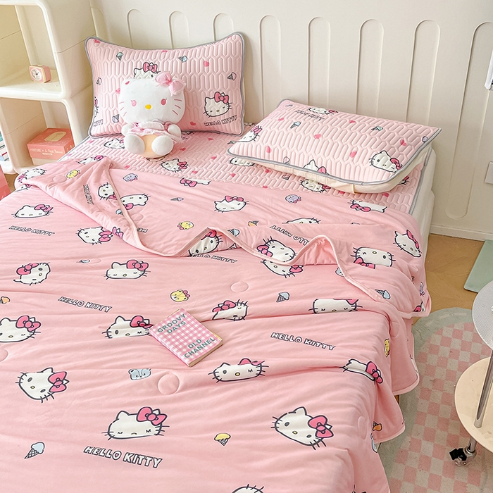 91家纺网 家纺一手货源 找家纺 金爱家2025新款A类三丽鸥高品质可组合凉感丝乳胶席牛奶丝针织棉软糯夏被四件套 乳胶席-粉粉甜筒kitty