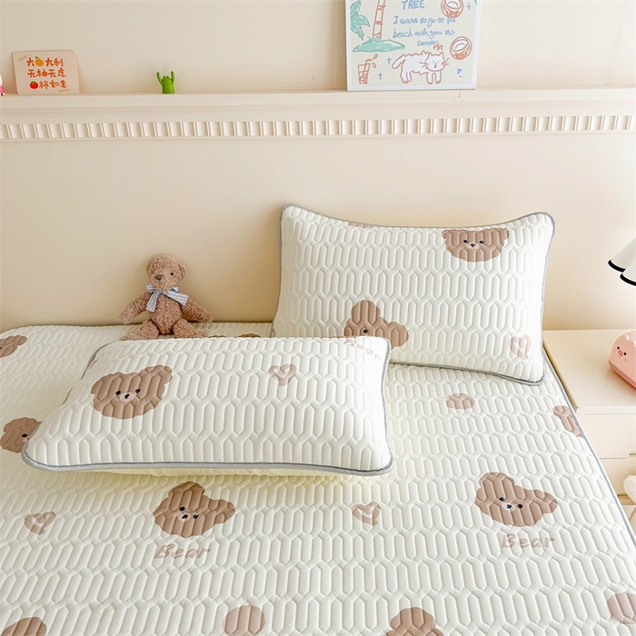 91家纺网 家纺一手货源 找家纺 雯豆2025夏季新品0.4乳胶凉席平铺款三件套凉感丝小清新印花席梦思床罩 乳胶凉席-小熊仔1