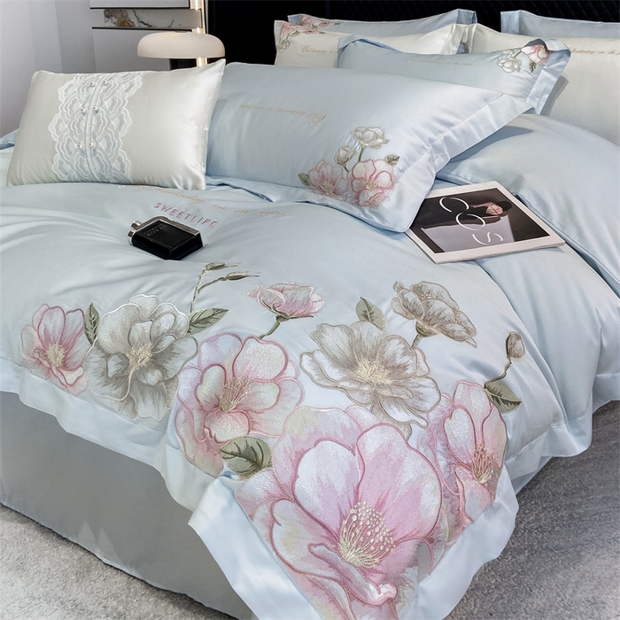 91家纺网 家纺一手货源 找家纺 绒棉世家 2025新款100支贡缎长绒棉刺绣工艺款四件套 花曼-蓝