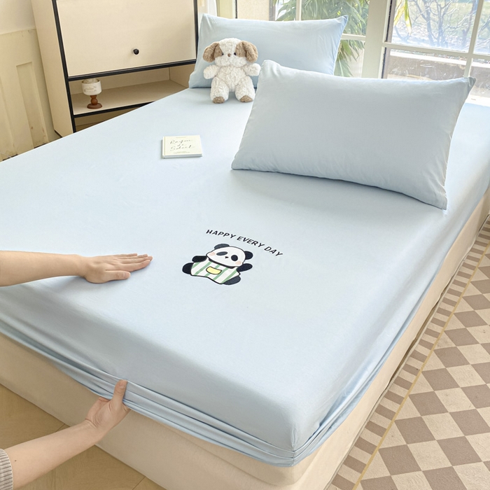 91家纺网 家纺一手货源 找家纺 莱通家纺 2025新款新疆纯色绣花床笠 熊宝-浅蓝