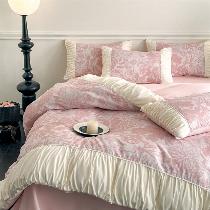 91家纺网 家纺一手货源 找家纺 一左一右2025春夏新款法式少女风数码印花褶皱花边水洗棉磨毛四件套 浪漫少女-粉