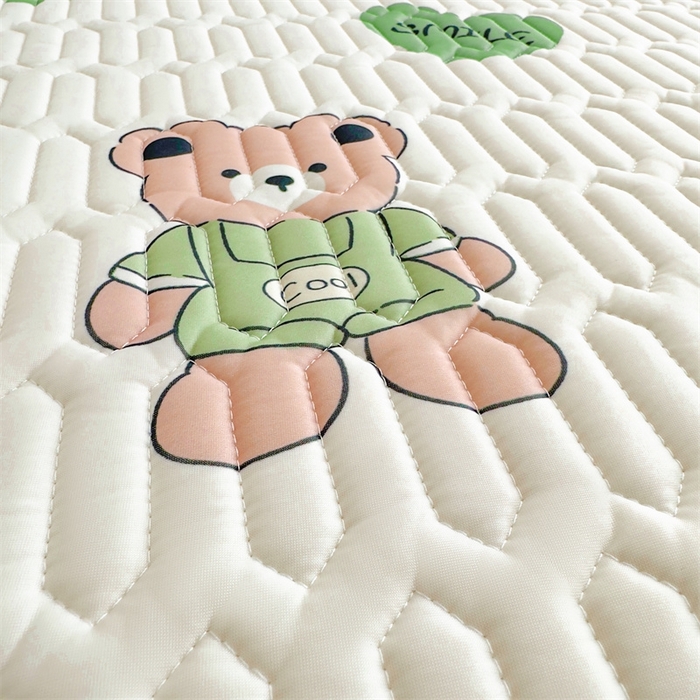 91家纺网 家纺一手货源 找家纺 雯豆2025夏季新品0.4乳胶凉席平铺款三件套凉感丝小清新印花席梦思床罩 乳胶凉席-小树熊