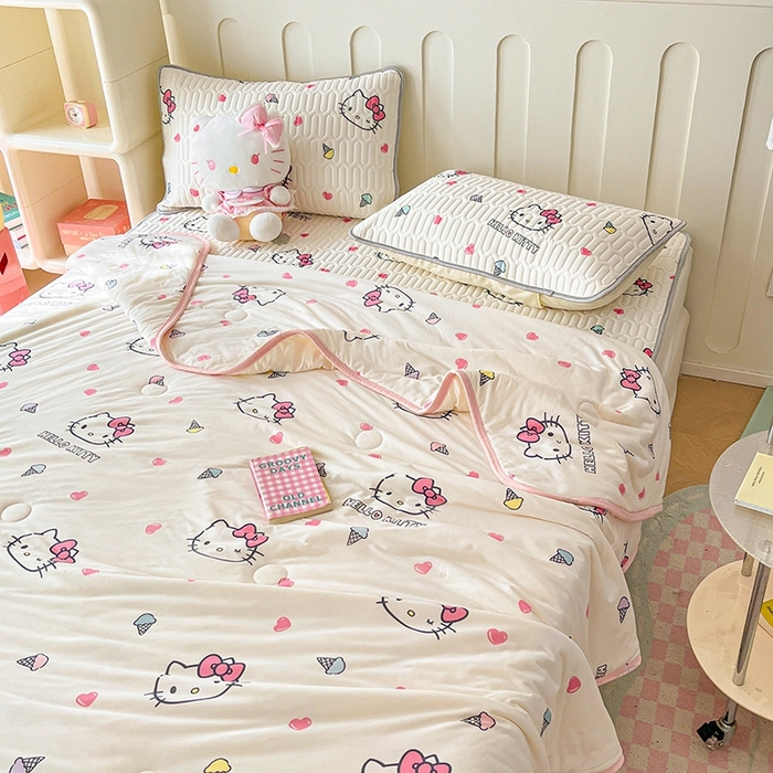 91家纺网 家纺一手货源 找家纺 金爱家2025新款A类三丽鸥高品质可组合凉感丝乳胶席牛奶丝针织棉软糯夏被四件套 乳胶席-甜甜kitty