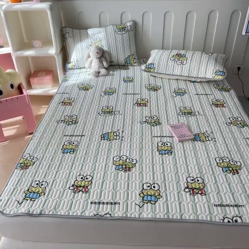 91家纺网 家纺一手货源 找家纺 金爱家2025新款A类三丽鸥高品质可组合凉感丝乳胶席牛奶丝针织棉软糯夏被四件套 乳胶席-夏日大眼蛙