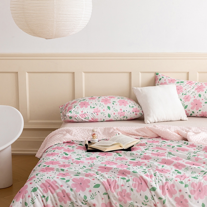 91家纺网 家纺一手货源 找家纺 绒梦里 2025新款A类小凉皮凉感冰豆豆夏被空调被 花儿朵朵-粉