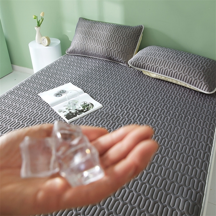 91家纺网 家纺一手货源 找家纺 雯豆2025夏季新品0.4乳胶凉席平铺款三件套凉感丝小清新印花席梦思床罩 乳胶凉席-轻奢灰