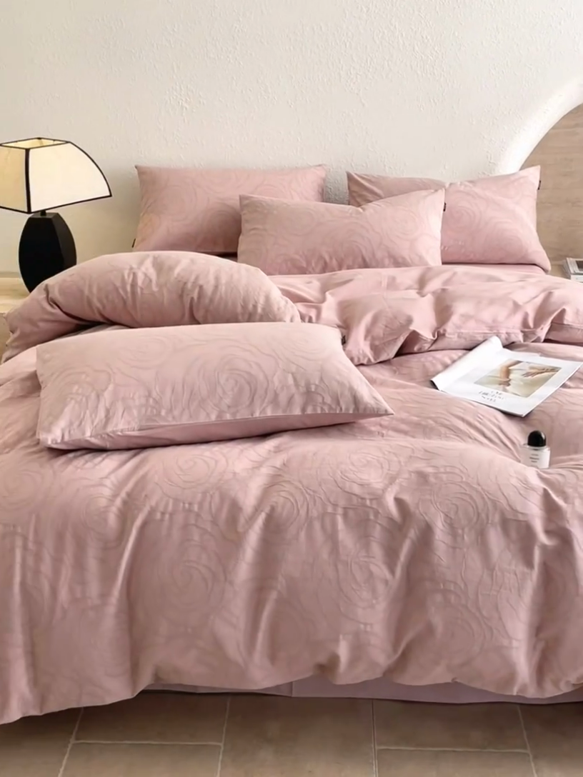 91家纺网 家纺一手货源 找家纺 宜代光年 2025新款全棉色织水洗棉大提花四件套（第二批） 夜未央-粉