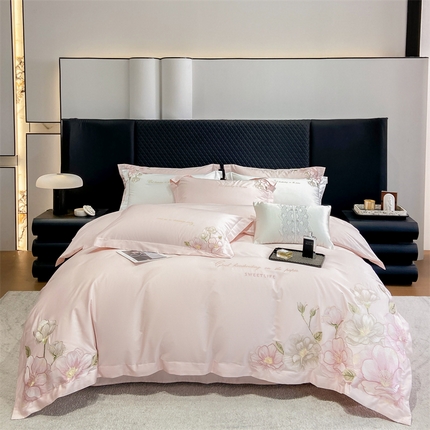 91家纺网 家纺一手货源 找家纺 绒棉世家 2025新款100支贡缎长绒棉刺绣工艺款四件套 花曼-粉