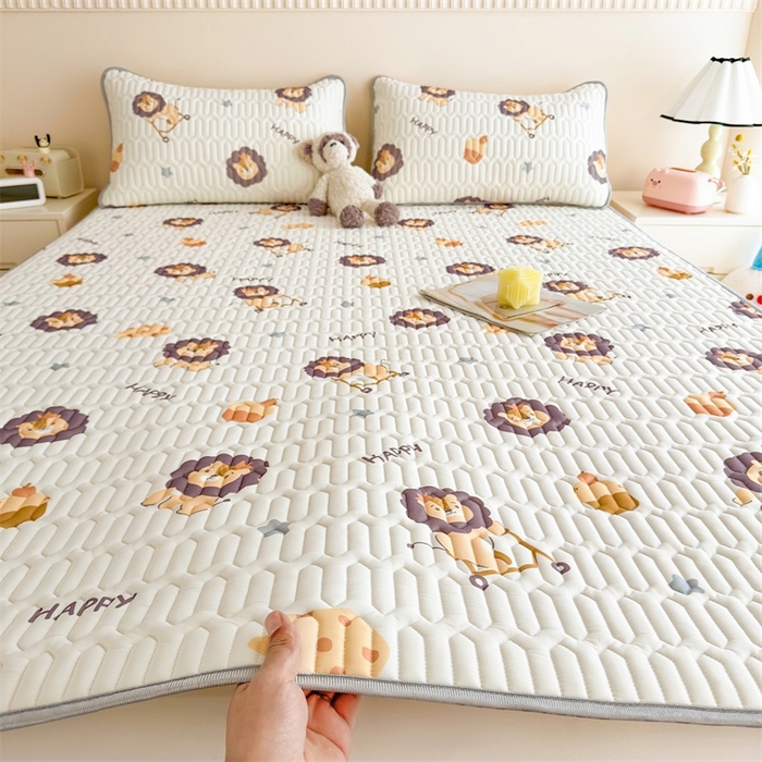 91家纺网 家纺一手货源 找家纺 雯豆2025夏季新品0.4乳胶凉席平铺款三件套凉感丝小清新印花席梦思床罩 乳胶凉席-小狮子