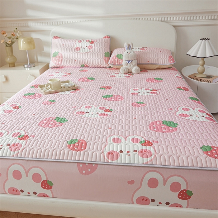 91家纺网 家纺一手货源 找家纺 雯豆2025夏季新品0.4乳胶凉席床笠款三件套凉感丝印花纯色床罩 乳胶床笠-草莓兔1